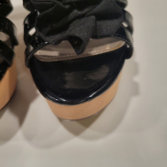 Fergie Strappy Ruffle block heels Size 6 EUC - Picture 4 of 8